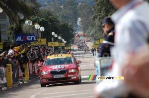 The peloton starts the sprint in Porto-Vecchio (803x)