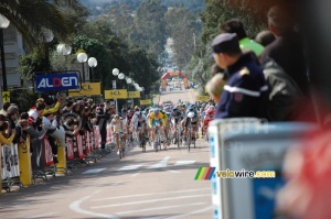 The bunch sprint at 100 meters from the finish in Porto-Vecchio (930x)