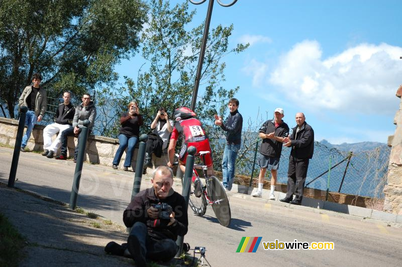 Florian Stalder (BMC Racing Team) in de eerste bocht