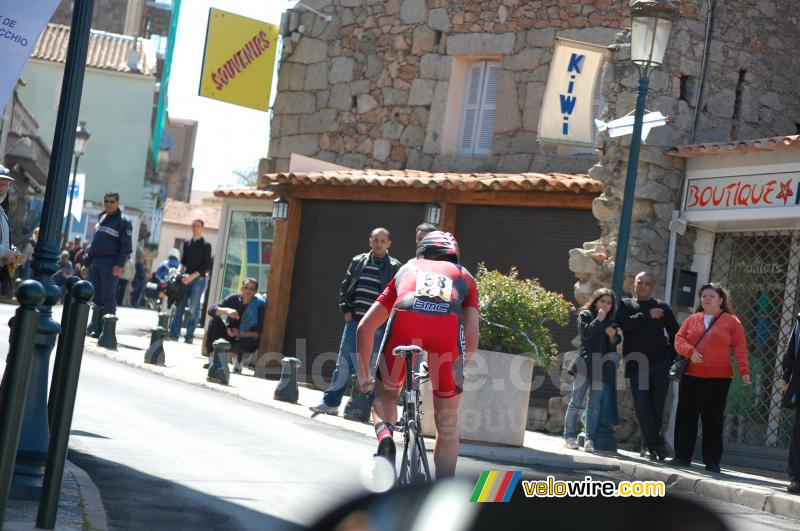Florian Stalder (BMC Racing Team) in het centrum van Porto-Vecchio