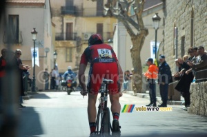 Florian Stalder (BMC Racing Team) dans le centre de Porto-Vecchio (2) (835x)