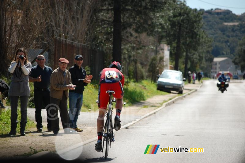 Florian Stalder (BMC Racing Team) wordt aangemoedigd