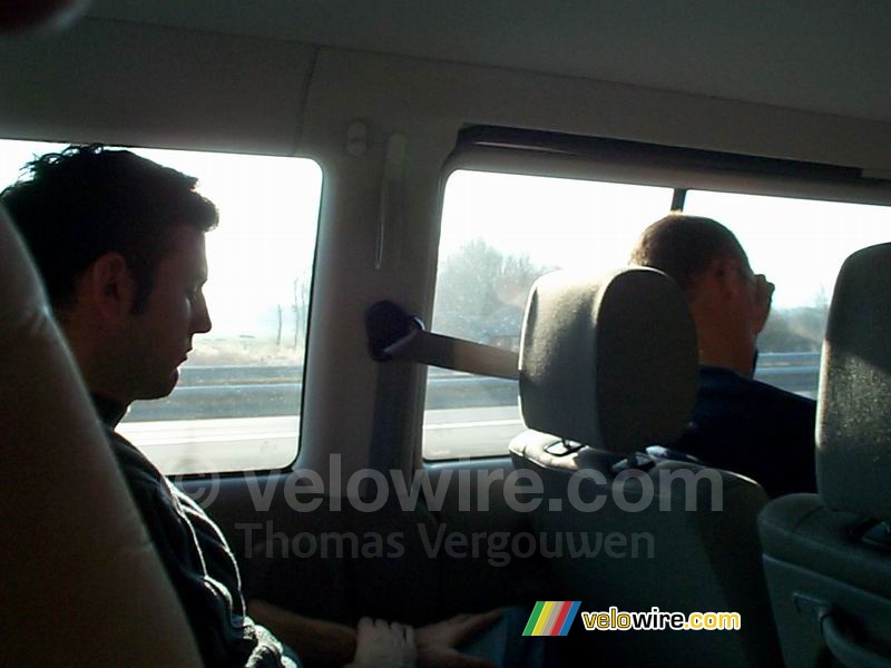 Bernard & Florent slapend in de taxi