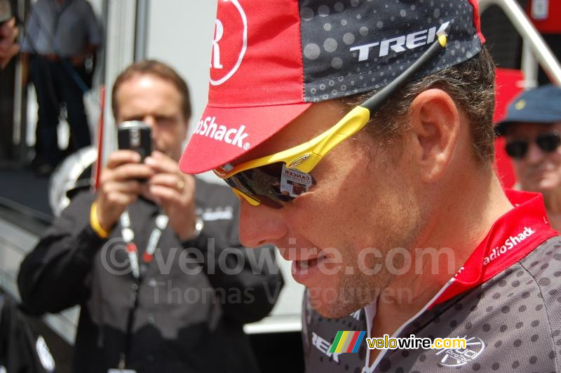 Lance Armstrong (Team Radioshack) met het boek 'Cancer, le grand défi'