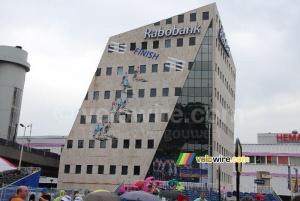 Des cyclistes sur l'immeuble de Rabobank (589x)