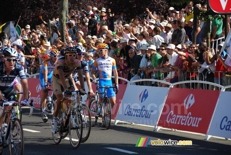 Tyler Farrar (Garmin-Transitions) gaat na een val te voet verder