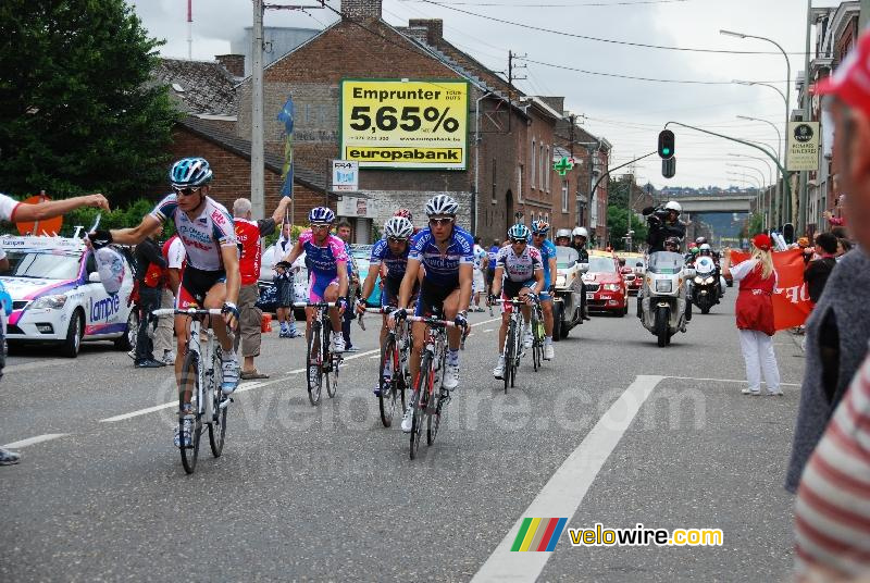 De kopgroep in de bevoorradingszone in Ampsin
