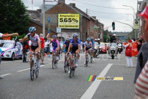 The leading group in the feeding zone in Ampsin (874x)