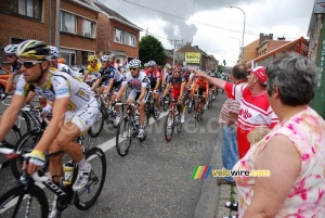 The peloton with Fabian Cancellara's yellow jersey in the feeding zone in Ampsin (708x)