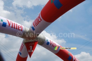 La flamme rouge à 1 km d'Arenberg (1094x)