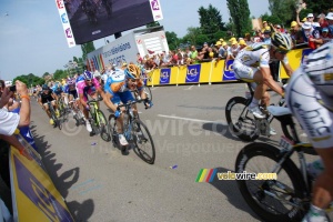 Tyler Farrar (Garmin-Transitions) & Alessandro Petacchi (Lampre-Farnese Vini) déjà plus d'une longueur de vélo derrière Mark Cavendish (HTC-Columbia) (359x)