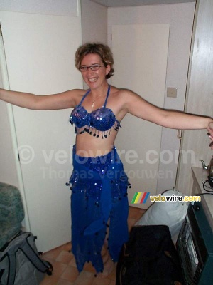 Isabelle dans une robe de danseuse Tunisienne (439x)
