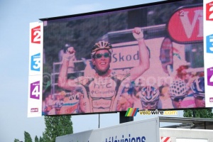 Mark Cavendish (HTC-Columbia) remporte l'étape (496x)