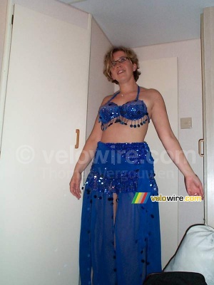 Isabelle dans une robe d'une danseuse Tunisienne (424x)