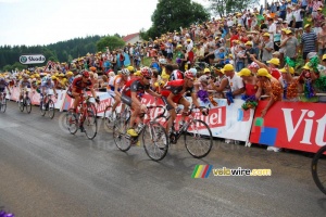 Chris Horner pushes Janez Brajkovic (Team Radioshack) (691x)