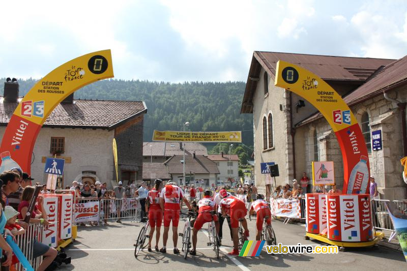 The Team Vittel aan de start van de etappe