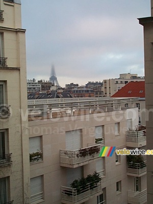 La tour Eiffel dans les nuages (512x)