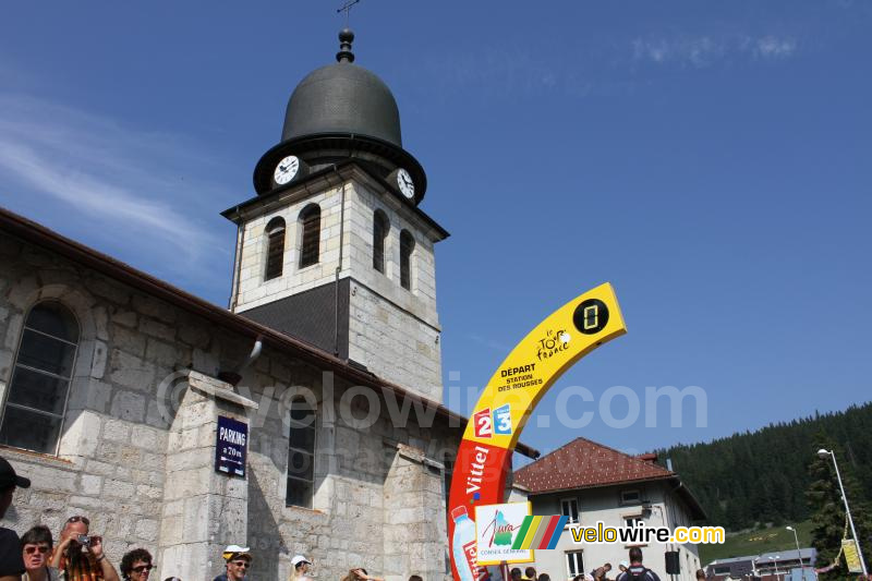 De startboog naast de kerktoren van Bois d'Amont