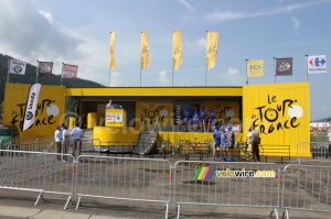 The signature podium of the Tour (831x)