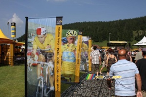 Flags with former winners in the Village Départ (676x)