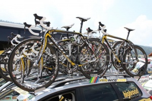 The bikes on the roof of the HTC-Columbia car (746x)