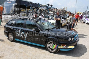 Team Sky's Jaguar (859x)