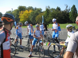 Team Garmin-Transitions getting ready for a training around the Hippodrome de Longchamp (710x)