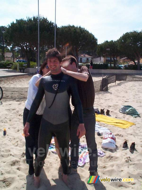 [Lacanau] Barbara en Eric helpen Dorian met zijn surfuitrusting