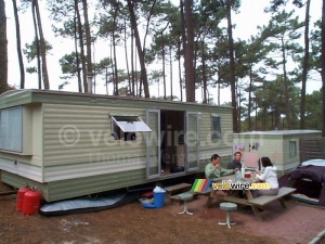 [Lacanau] Dorian, Sébastien & Barbara devant notre mobil-home (254x)