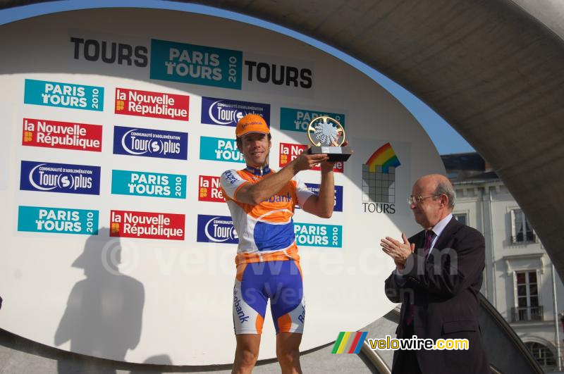 Oscar Freire (Rabobank) met zijn trofee