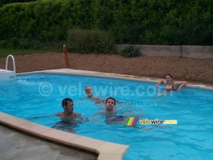 [Weekend Lyon] Fabian, Thom@s, Vincent & Anne-Cécile in het zwembad bij Cédric thuis (404x)