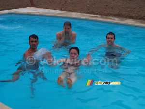 [Weekend Lyon] Fabian, Thom@s, Anne-Cécile & Vincent dans la piscine chez Cédric (527x)