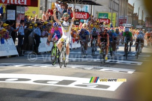 Mark Cavendish (HTC-Columbia) remporte l'étape (2) (392x)