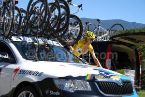 Andy Schleck (Team Saxo Bank) à la voiture du directeur sportif (774x)