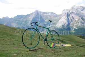 Le vélo vert sur le Col d'Aubisque (390x)