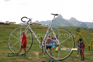 The polka dot and yellow bike on the Col d'Aubisque (550x)
