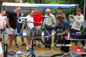 Maintenance on Michael Rogers (HTC-Columbia)'s bike (1046x)
