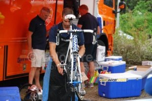 Maintenance on one of the Rabobank bikes (953x)