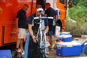 Maintenance on one of the Rabobank bikes (816x)