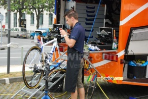 Maintenance on Oscar Freire (Rabobank)'s bike (991x)