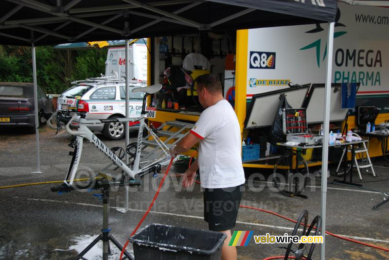 Onderhoud aan de fiets van Jurgen Roelandts (Omega Pharma-Lotto)