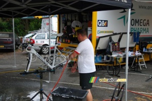 Maintenance on Jurgen Roelandts (Omega Pharma-Lotto)'s bike (853x)