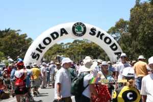 The Skoda arch on top of Willunga Hill (852x)