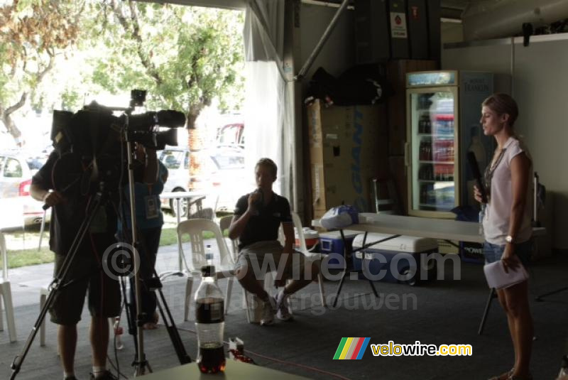 Cameron Meyer (Garmin-Cervélo) wordt geïnterviewd