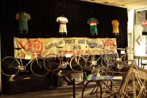 Exposition d'anciens vélos au foyer de l'hôtel des équipes (658x)