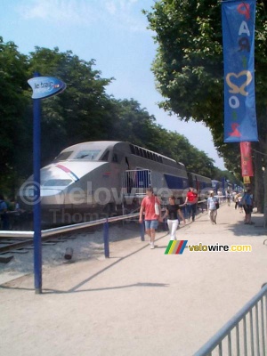 [Le train capitale] Le TGV aux Champs Elysées (391x)