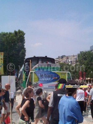 [Le train capitale] Le nouveau train Corail Téoz vient de passé ... derrière l'Arc de Triomphe (387x)