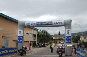 The start arch in Brignoles ... under a grey sky (567x)