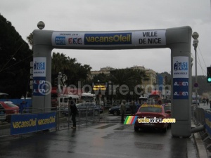 The start arch in Nice under the rain (460x)