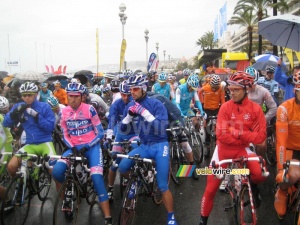 Rain jackets at the start in Nice (715x)